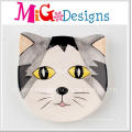 Gato bonito em forma de impressão colorida disco de cerâmica de jóias